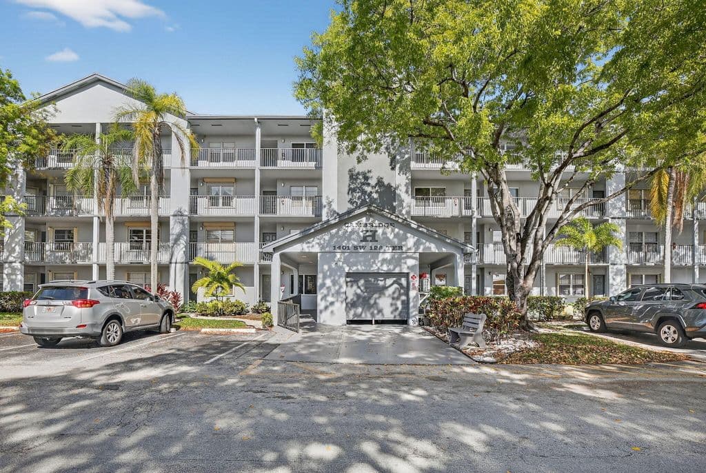 2+1 Condo — 1401 SW 128th Terrace #212h