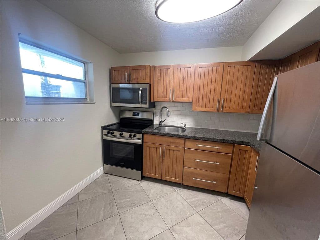 2-bedroom Condo — 4255 N University Dr APT 201
