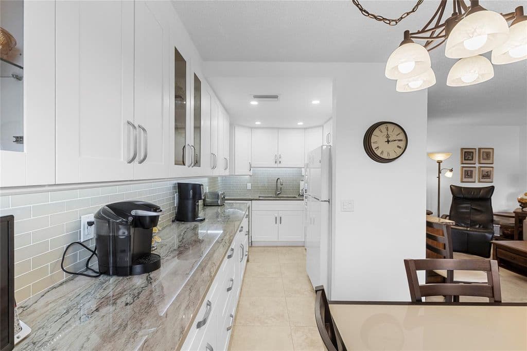 2+1 Condo — 210 Oakridge N #210