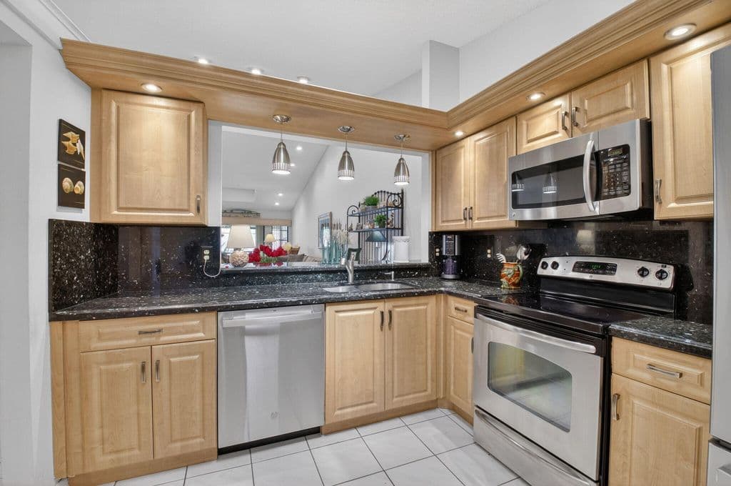2-bedroom Condo — 10039 Andrea Lane #A
