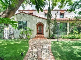 3+1 Müstakil ev — 8276 E Dixie Hwy, Miami, 33138