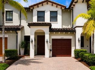 3-bedroom Townhouse — 10327 NW 89th Ter, Doral, 33178