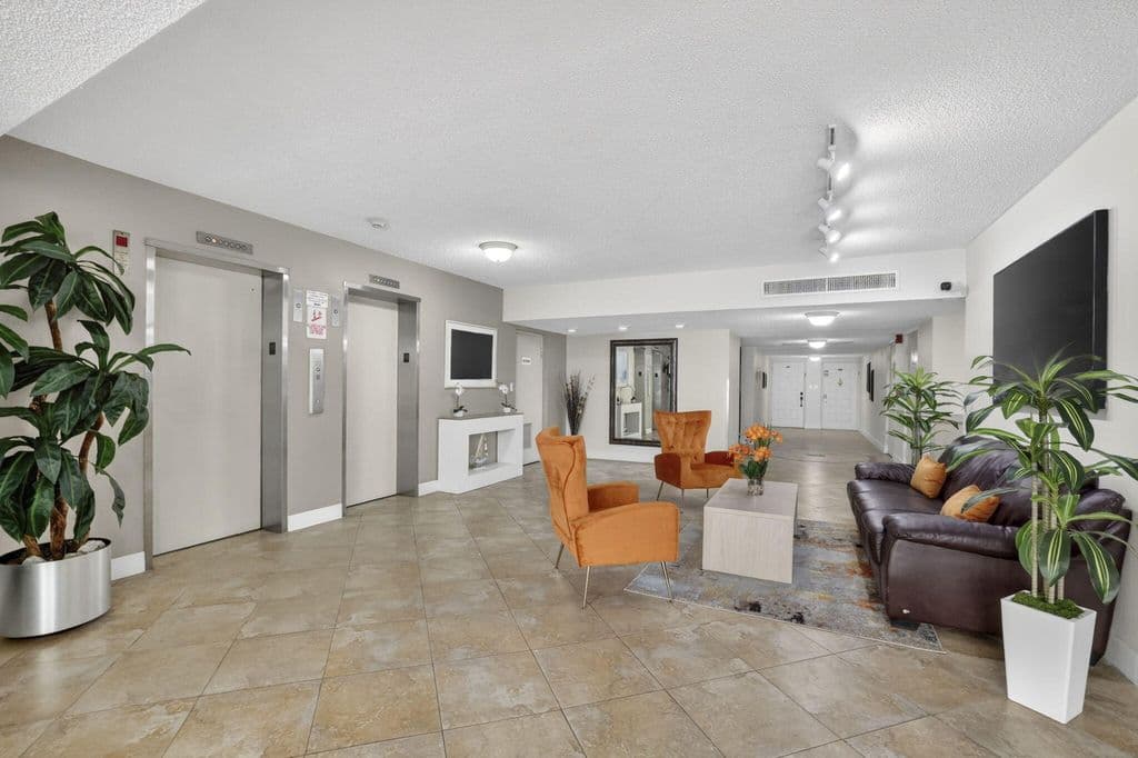 3-bedroom Condo — 3900 Oaks Clubhouse Drive #410