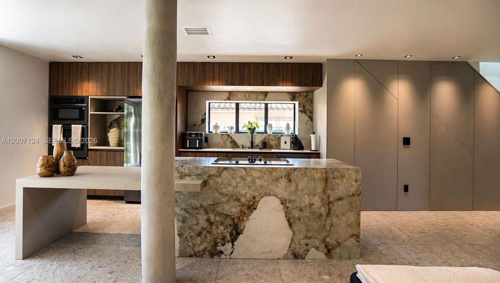4+1 Müstakil ev — 1820 SW 10th St