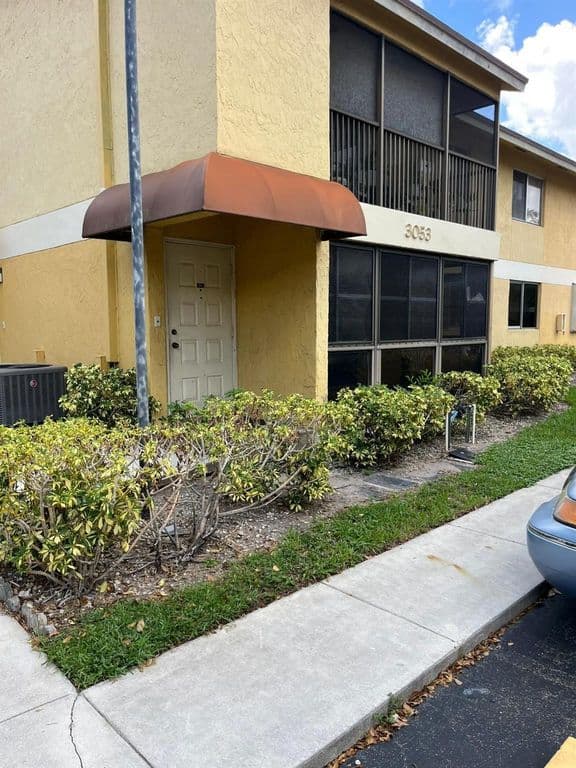 2-bedroom Condo — 3053 N Oakland Forest Drive #201
