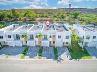 4-bedroom Townhouse — 7159 NW 102nd Pl, Doral, 33178