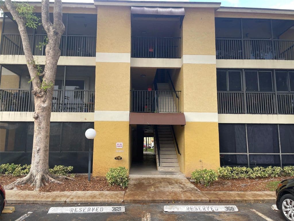 3-bedroom Condo — 3083 N Oakland Forest Drive #308