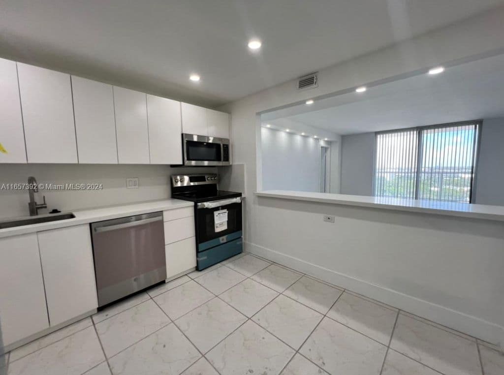 2+1 Condo — 13499 Biscayne Blvd APT 1405