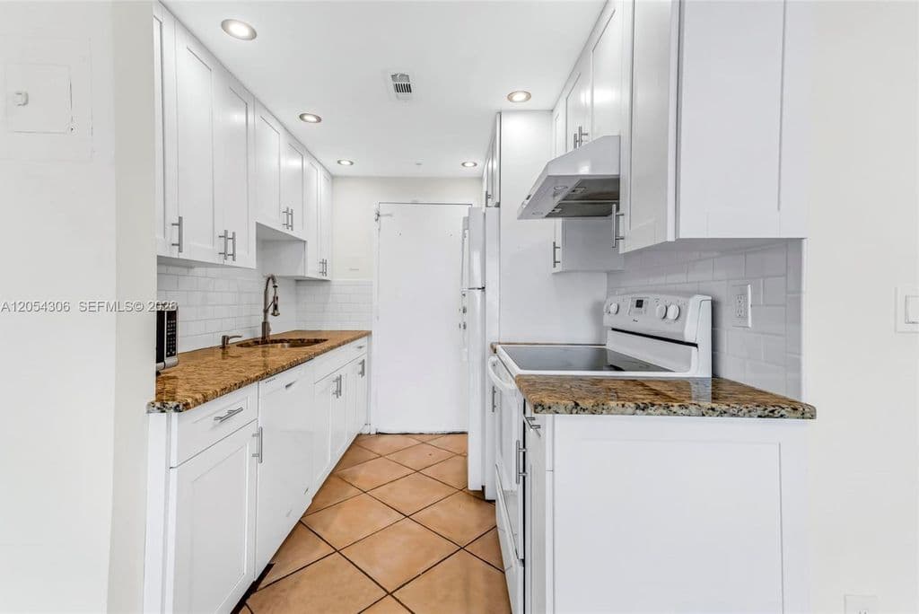 2+1 Condo — 2350 NE 135th St APT 1510