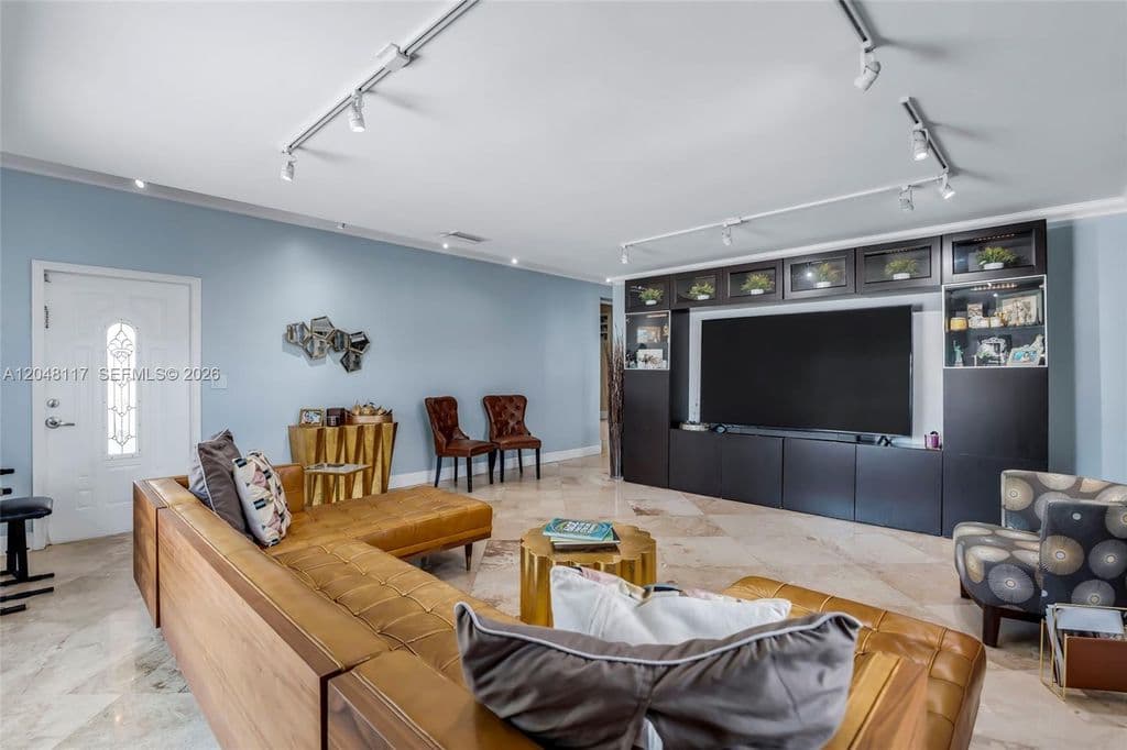 5-bedroom Single-Family Home — 114 SW 57th Ct