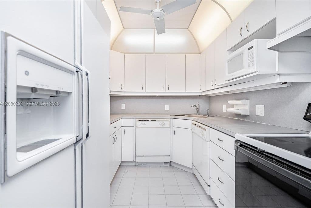 1+1 Condo — 3625 N Country Club Dr APT 901