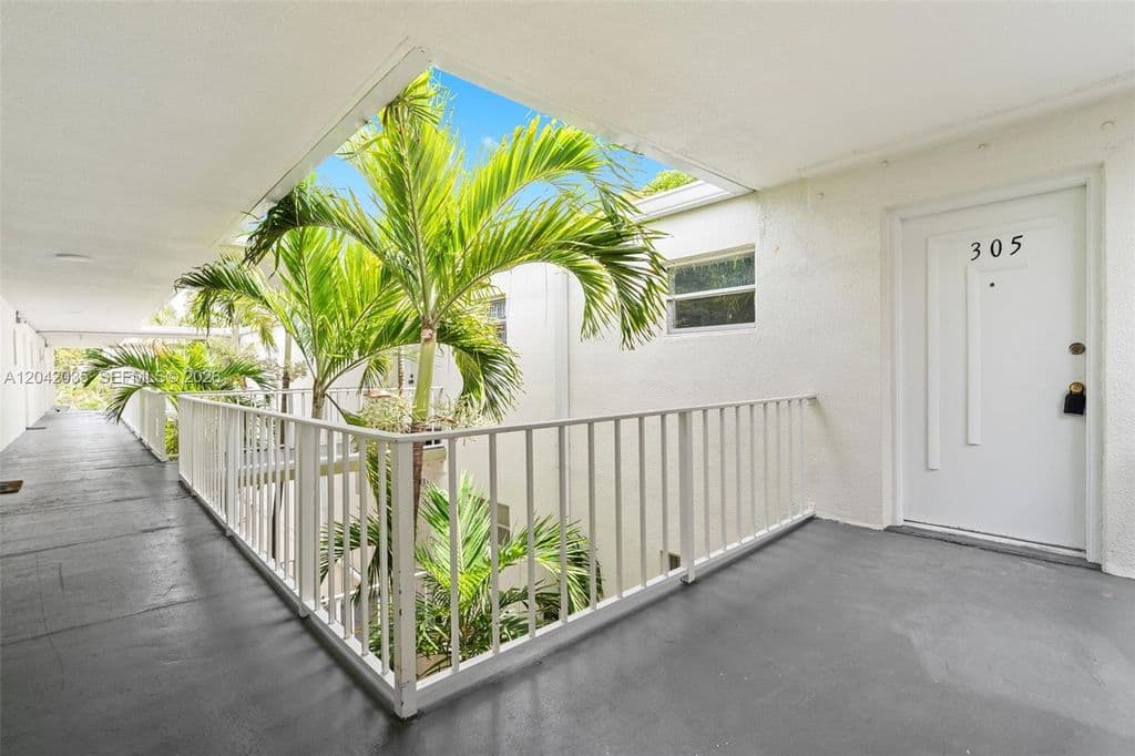 2+1 Condo — 4215 N University Dr APT 305