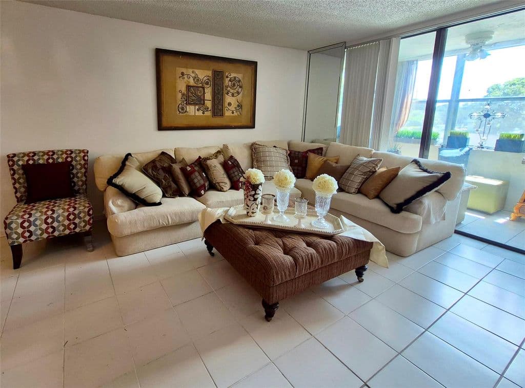 2-bedroom Condo — 2840 Somerset Drive #208m