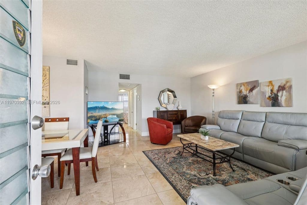 2+1 Condo — 804 SE 7th St APT 402