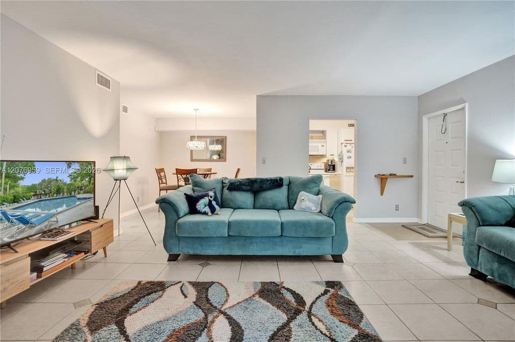 2-bedroom Condo — 3017 N Oakland Forest Dr APT 208