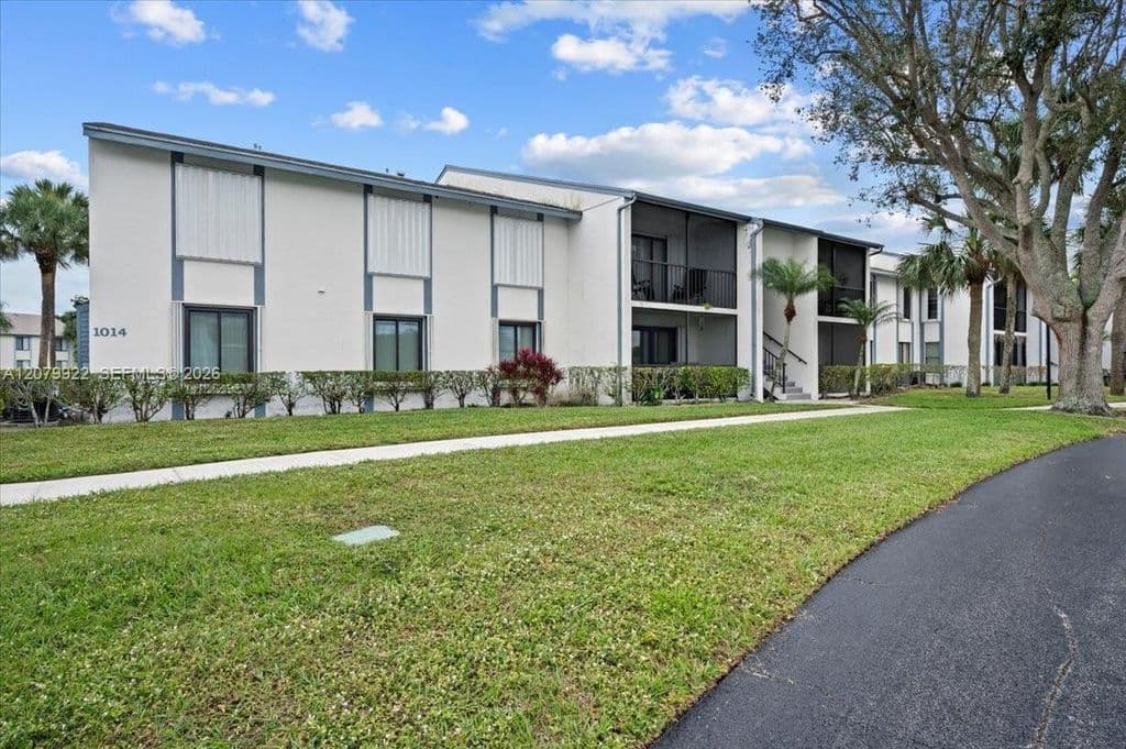 3-bedroom Condo — 1014 Green Pine Blvd APT H1