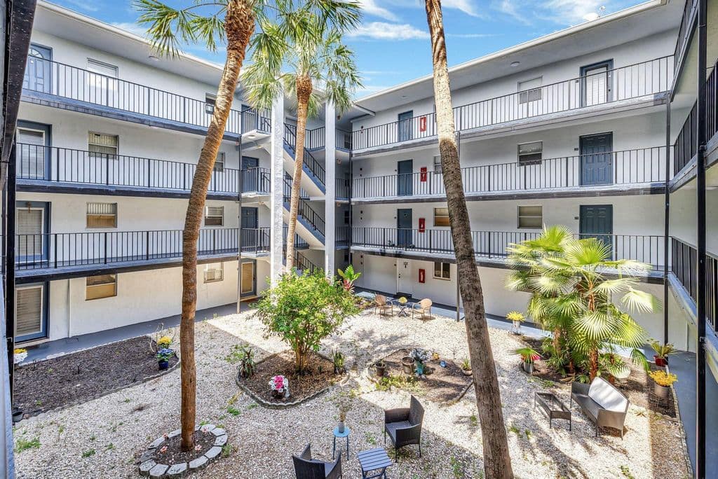 2+1 Condo — 2800 Somerset Drive #218j