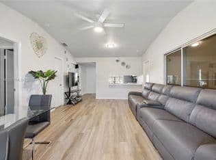 2+1 Müstakil ev — 5550 Lakewood Cir S APT B, Margate, 33063