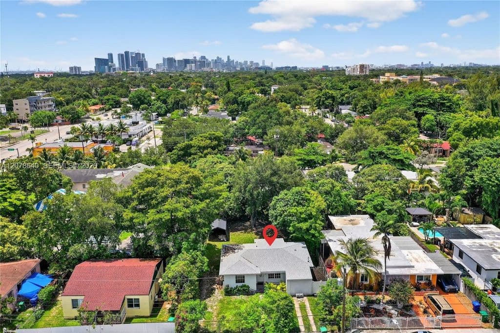 2+1 Müstakil ev — 40 NW 68th St