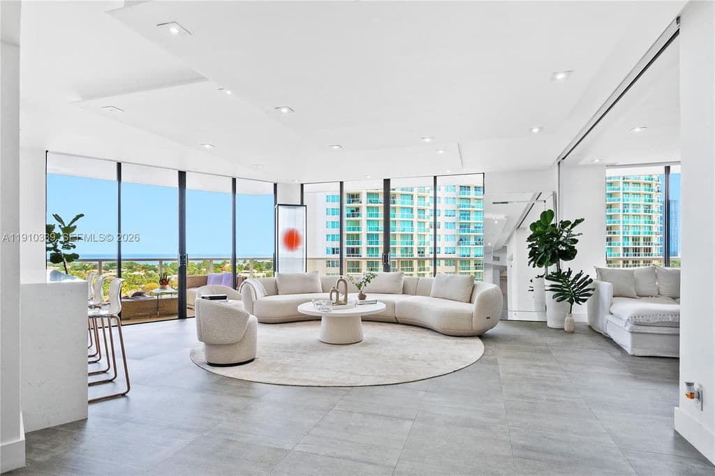 3-bedroom Condo — 20281 E Country Club Dr APT 808