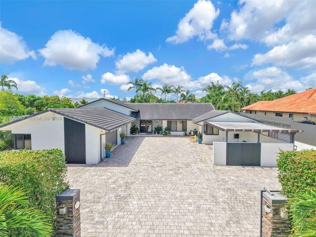 4+1 Müstakil ev — 13800 SW 38th St