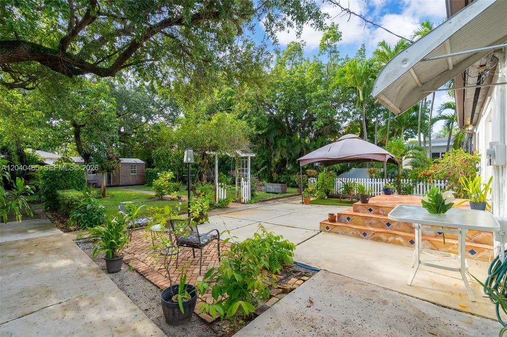 2+1 Müstakil ev — 21 SW 59th Ave