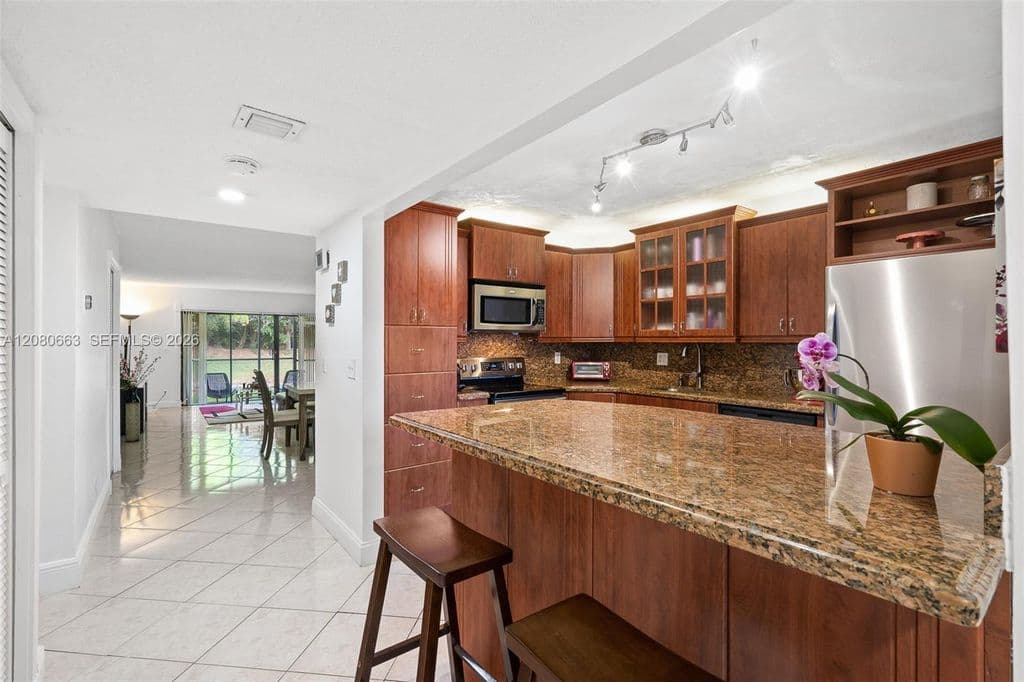 2-bedroom Condo — 197 Lakeview Dr APT 102