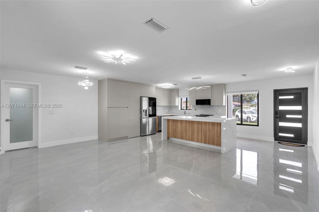 5-bedroom Single-Family Home — 4450 NW 169th Ter