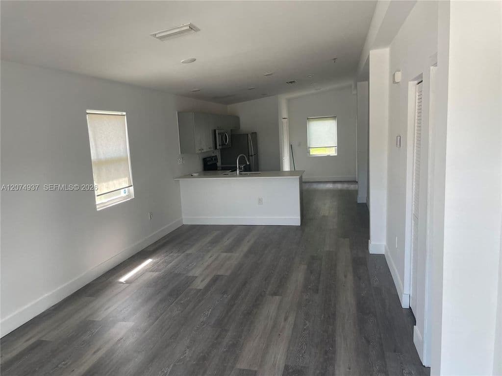 6+1 Mülk — 2290 SW 58th Ave