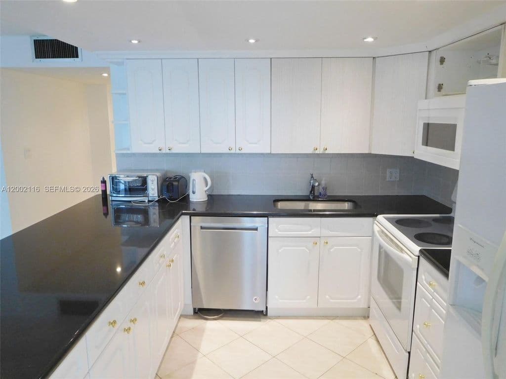 3+1 Condo — 3800 S Ocean Dr APT 305