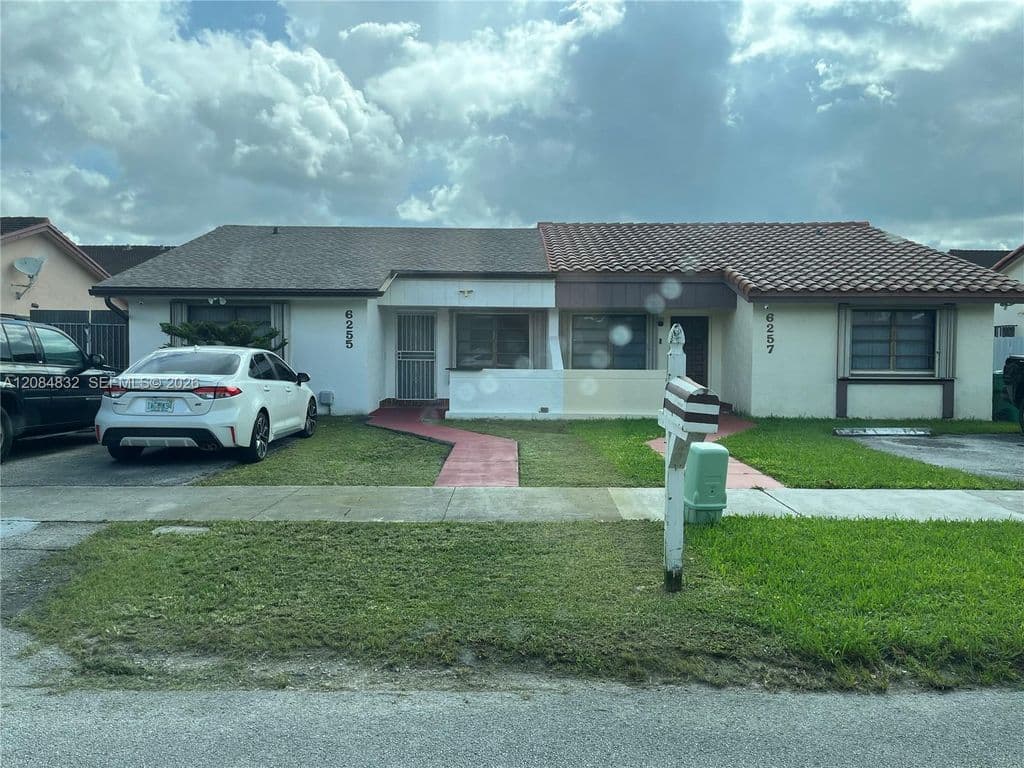 2+1 Condo — 6255 SW 135th Ave #I