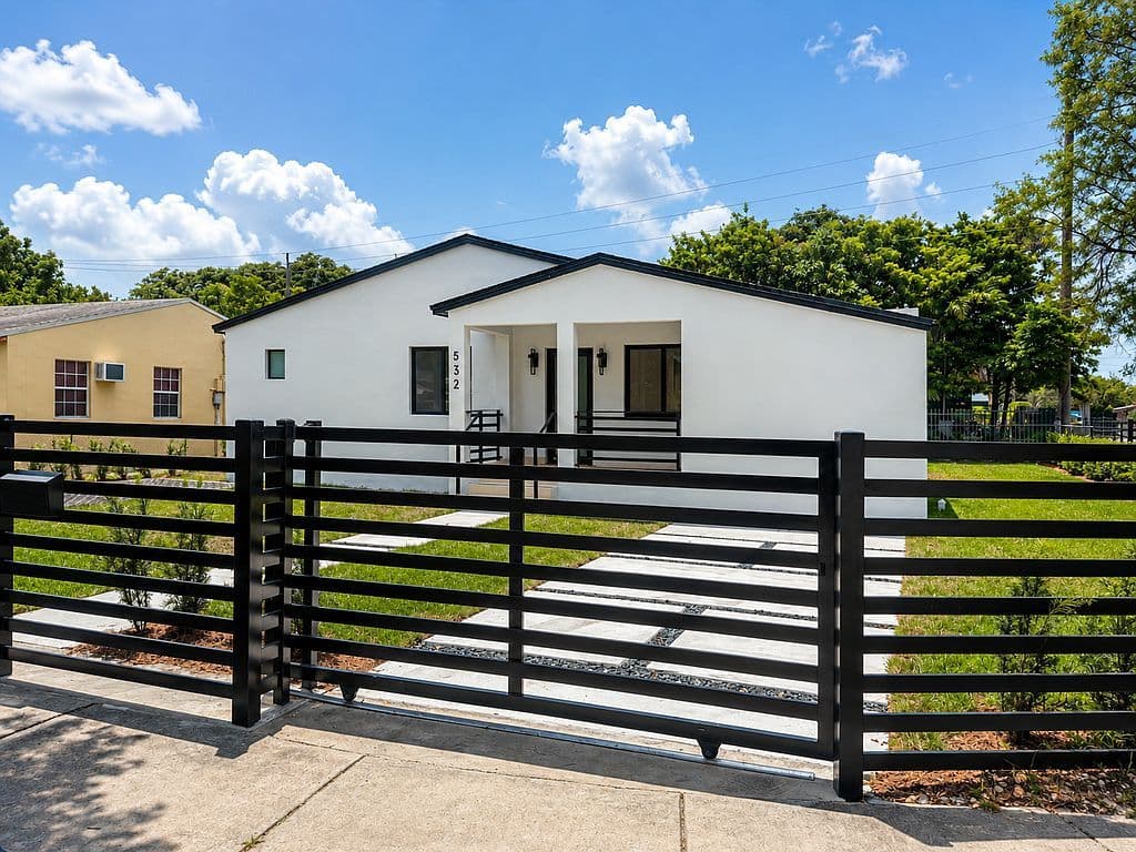 4+1 Müstakil ev — 532 SW 44th Ave