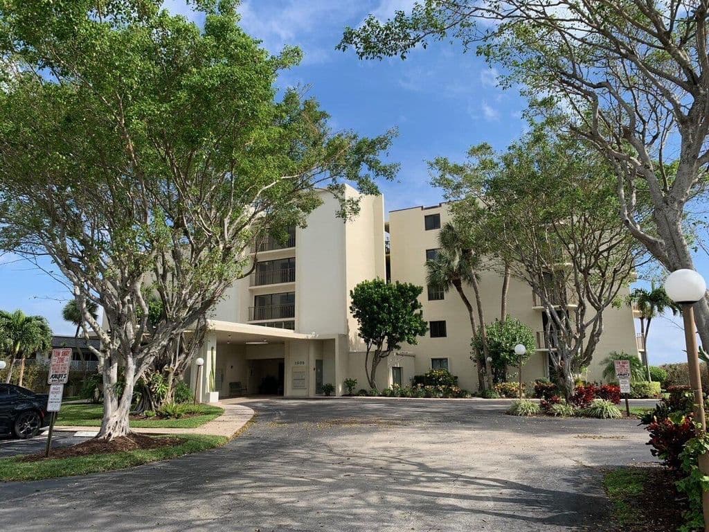 2+1 Condo — 1202 S Lake Drive #502