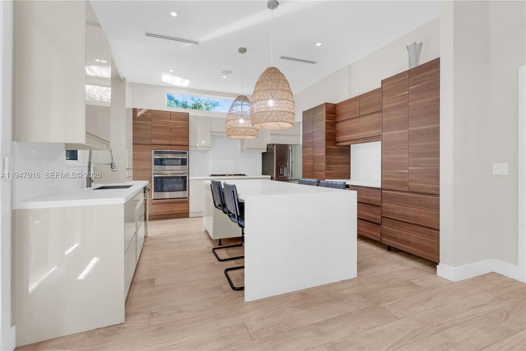 5+1 Müstakil ev — 760 NE 115th St