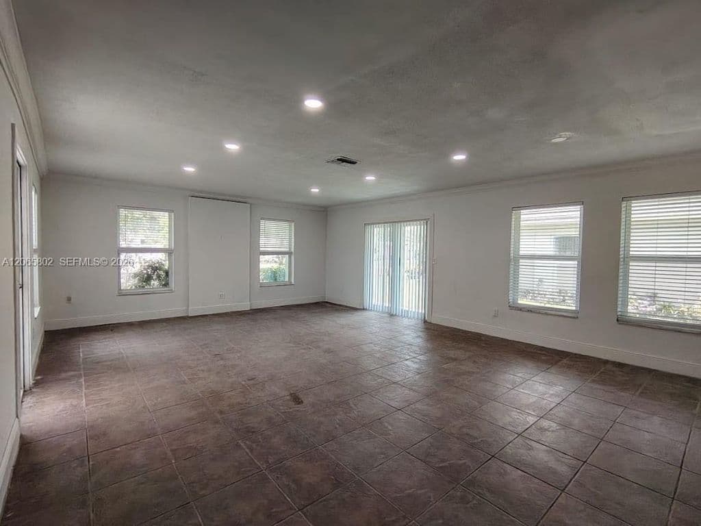 3+1 Müstakil ev — 3141 N 73rd Ave