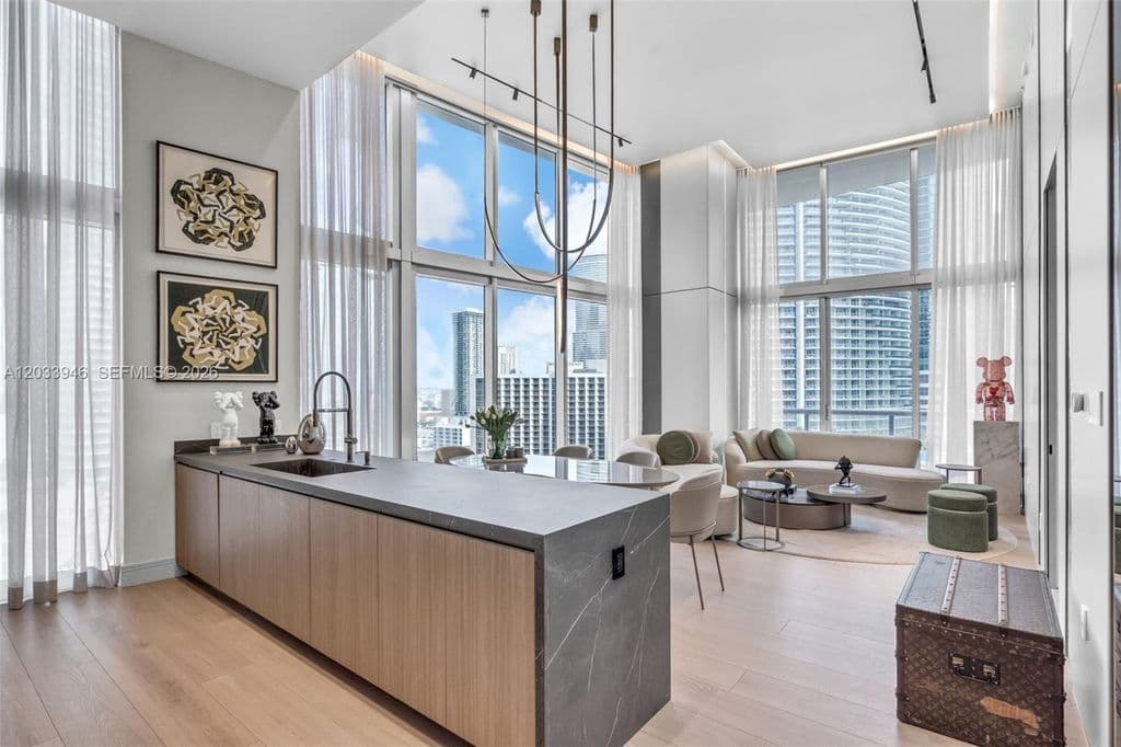 2-bedroom Condo — 475 Brickell Ave APT 2215