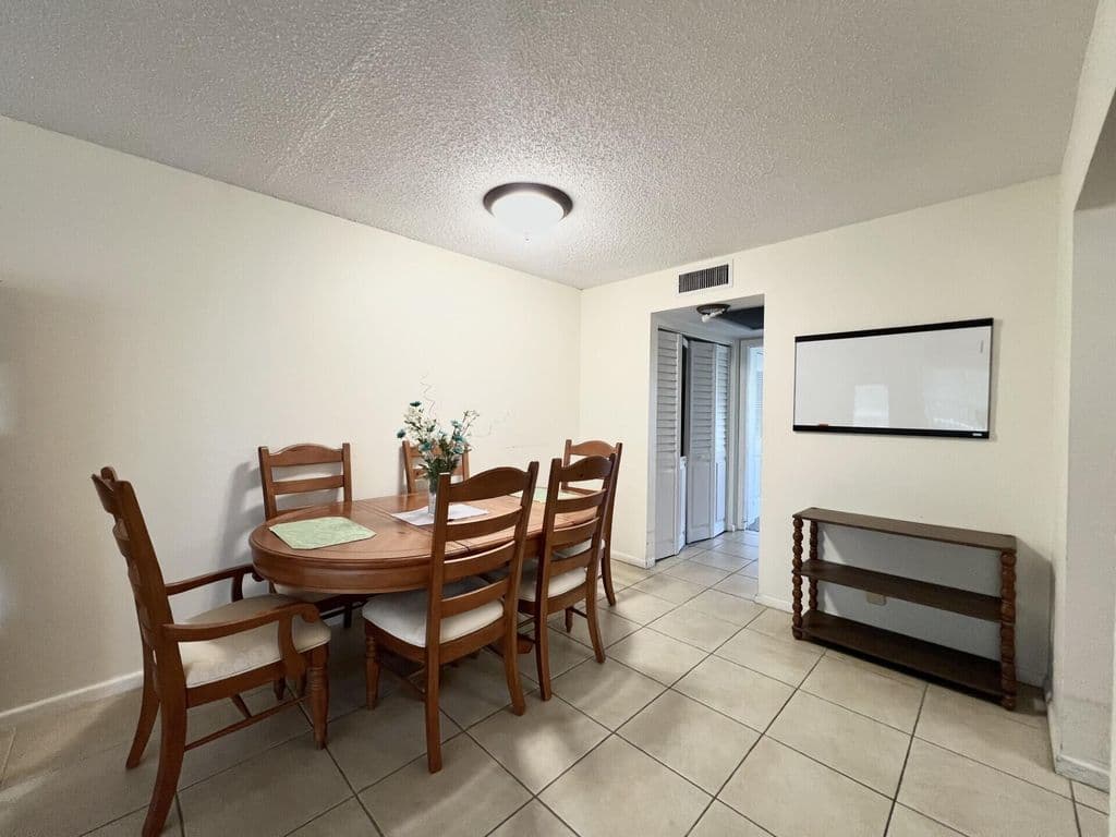 1-bedroom Condo — 4023 Berkshire B #4023