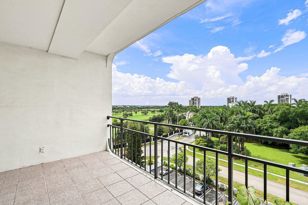 2-bedroom Condo — 1500 Presidential Way #704