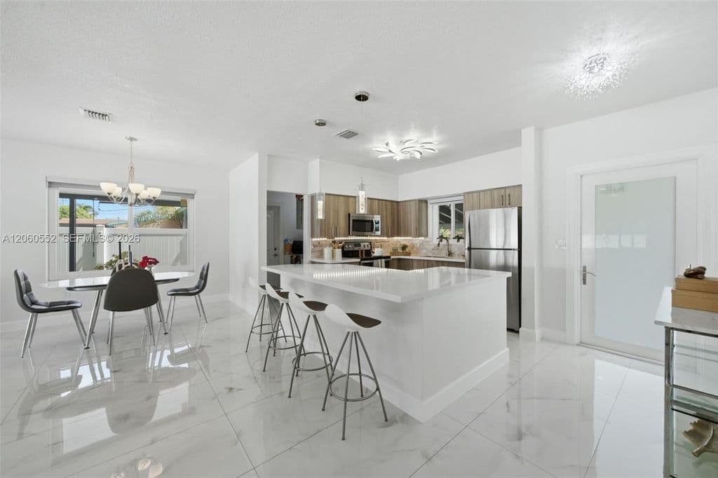 4+1 Müstakil ev — 18120 NW 16th Ave