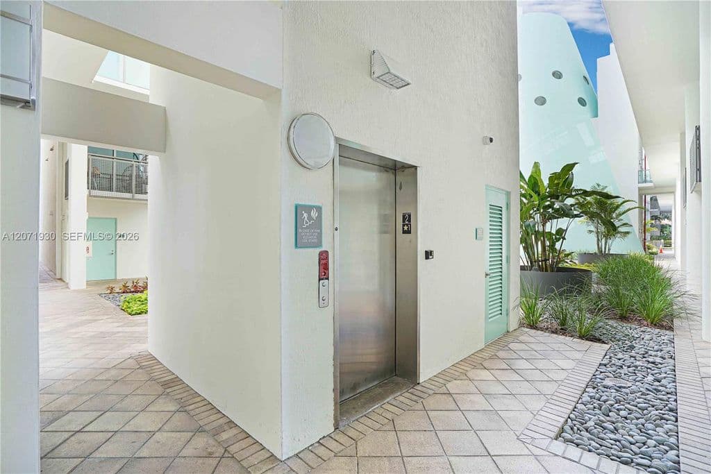 2+1 Condo — 6000 Collins Ave APT 336