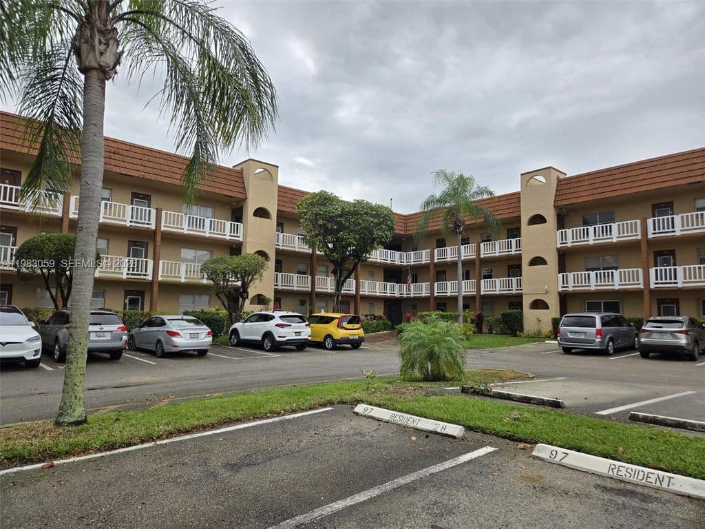 2-bedroom Condo — 9261 Sunrise Lakes Blvd APT 201
