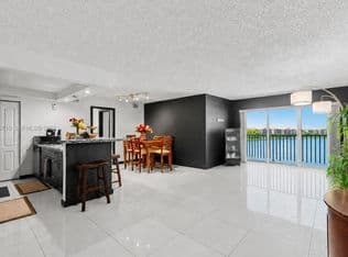 3-bedroom Condo — 15430 SW 82nd Ln APT 622, Miami, 33193