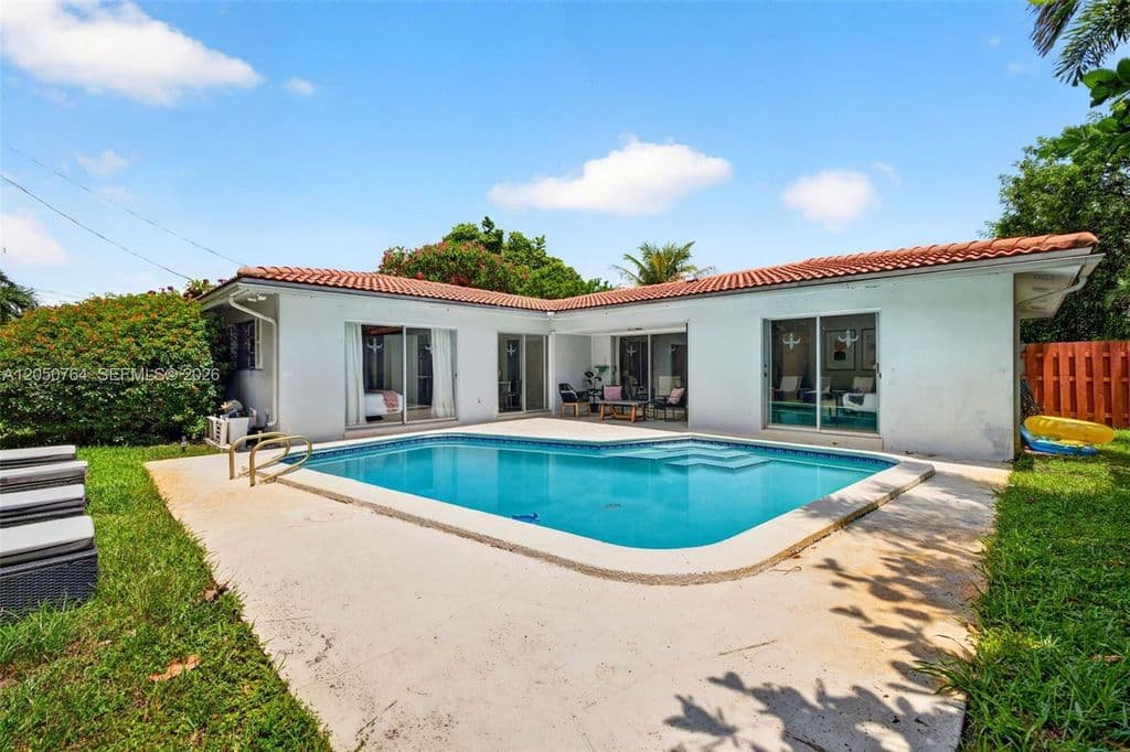 2+1 Müstakil ev — 1750 NE 56th St
