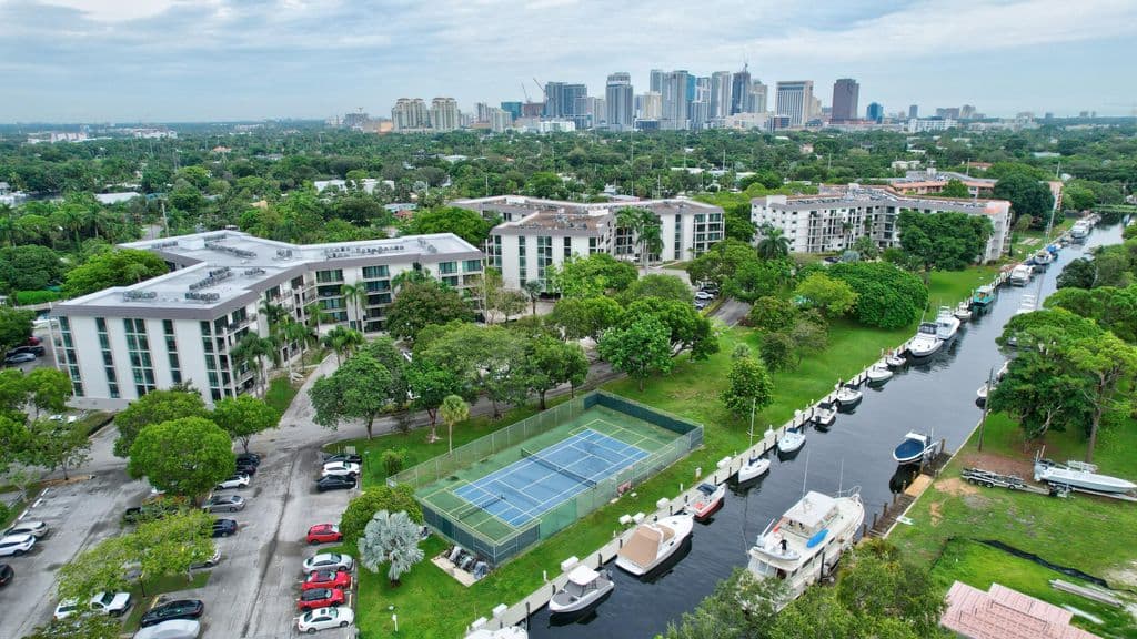 2+1 Condo — 1101 River Reach Drive #415