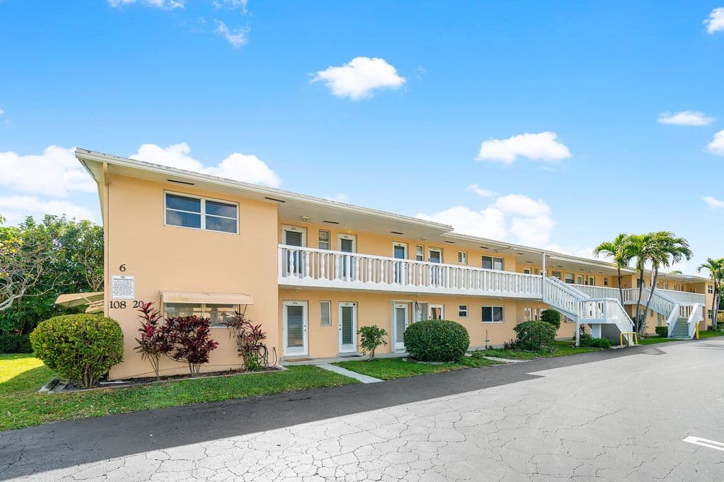 2+1 Condo — 108 NE 20TH Avenue NE #201