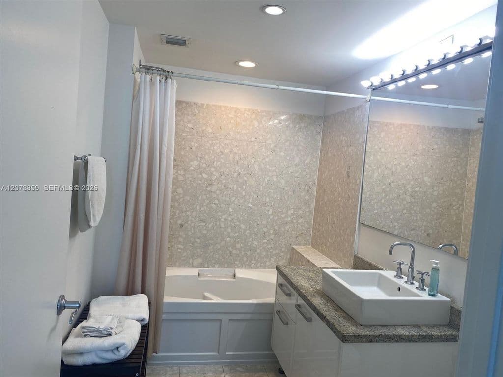 1-bedroom Condo — 185 SW 7th St APT 1607