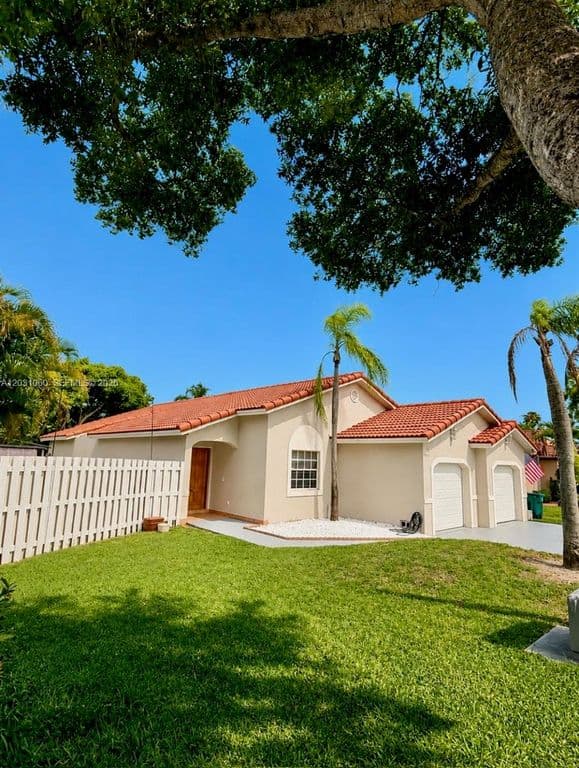 3+1 Müstakil ev — 18145 NW 61st Ave