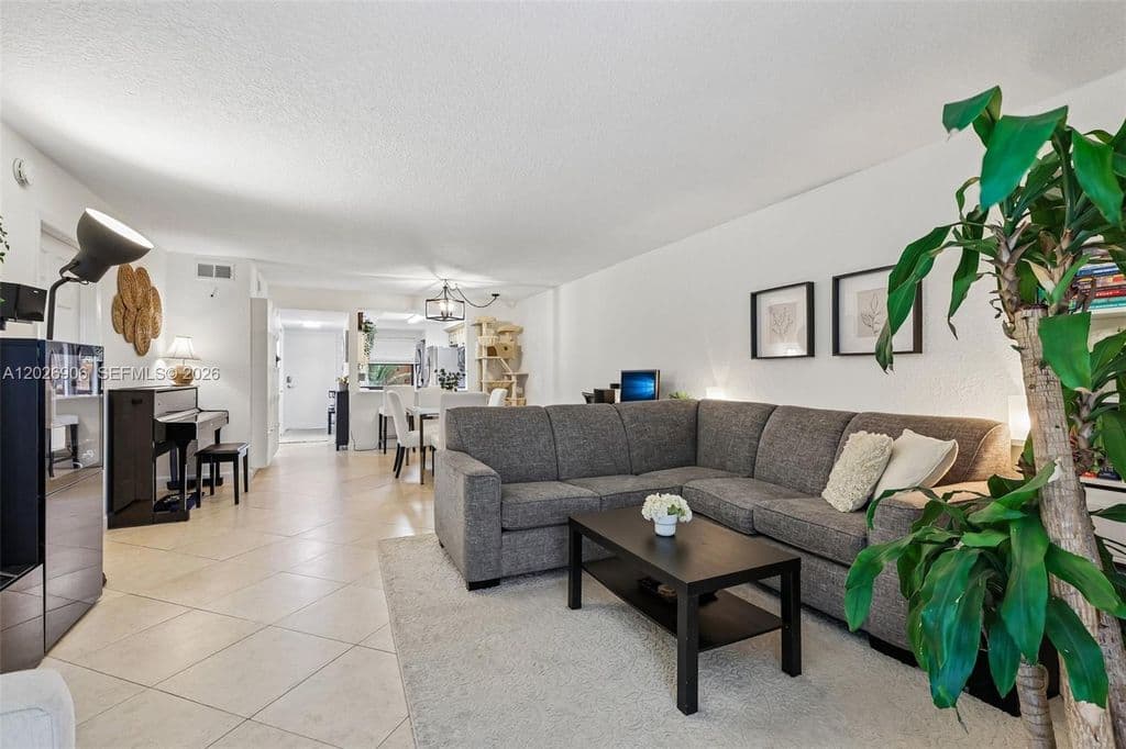2-bedroom Condo — 400 Commodore Dr APT 206