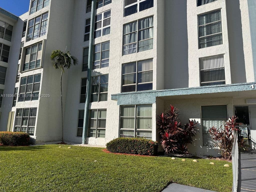 2-bedroom Condo — 17560 Atlantic Blvd APT 109
