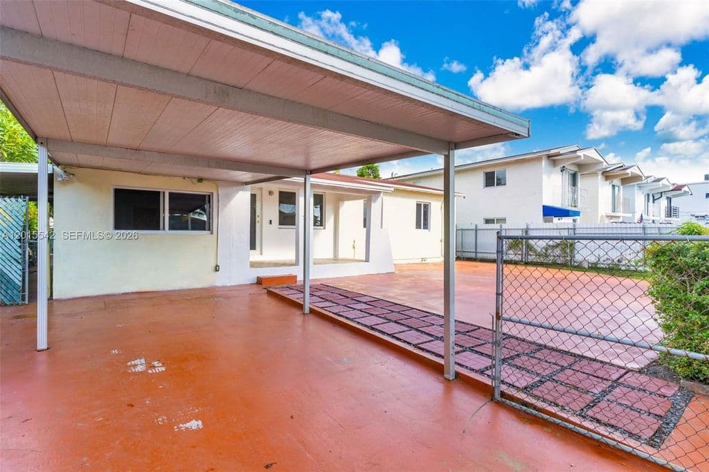 5+1 Müstakil ev — 701 Tamiami Canal Rd